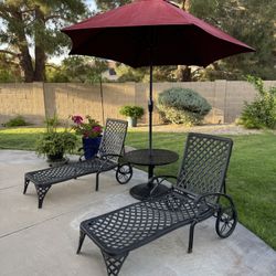 Hanamint Patio Chaise Lounge Chairs & Side Table with Umbrella