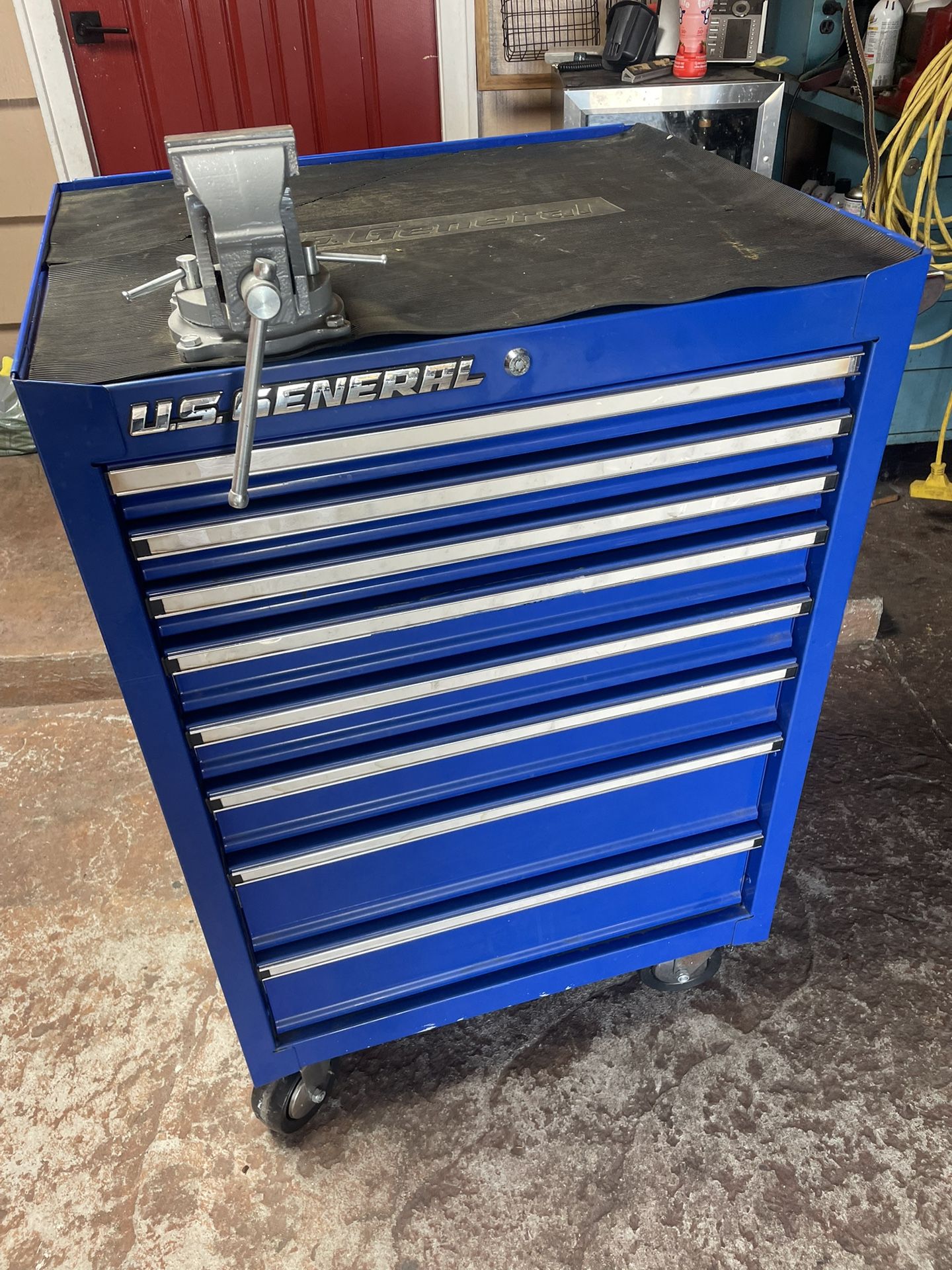 TOOL BOX LIKE NEW / KEYS
