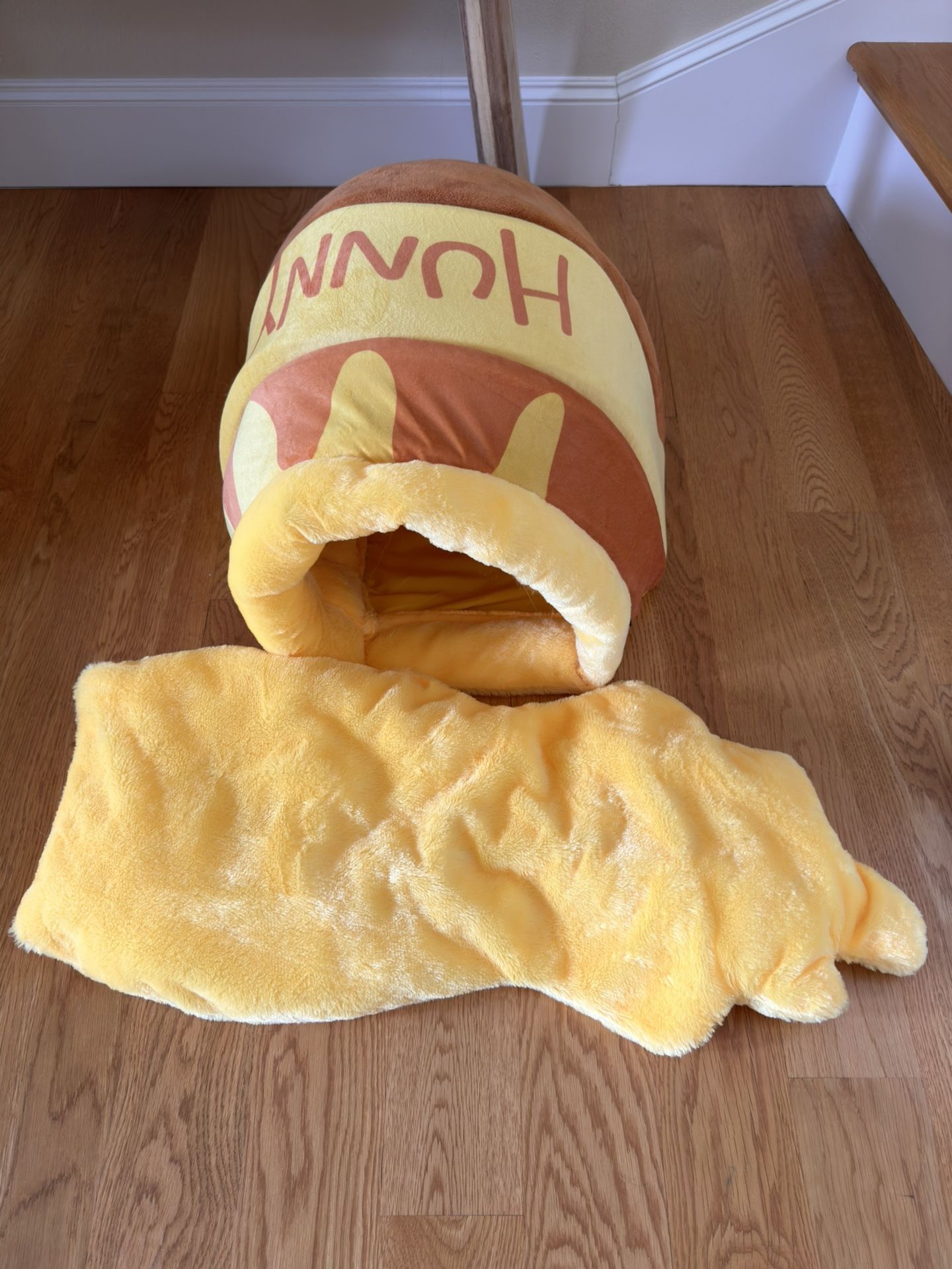 Disney Winnie Cat & Dog Bed