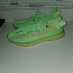 Adidas Yeezy Boost 350 V2
Glow SIZE 9.5 New 