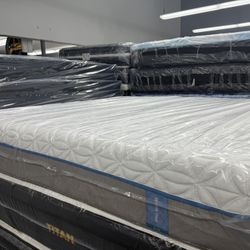 KING SIZE TEMPURPEDIC CLOUD ELITE MATTRESS & BOX SPRINGS BED SET