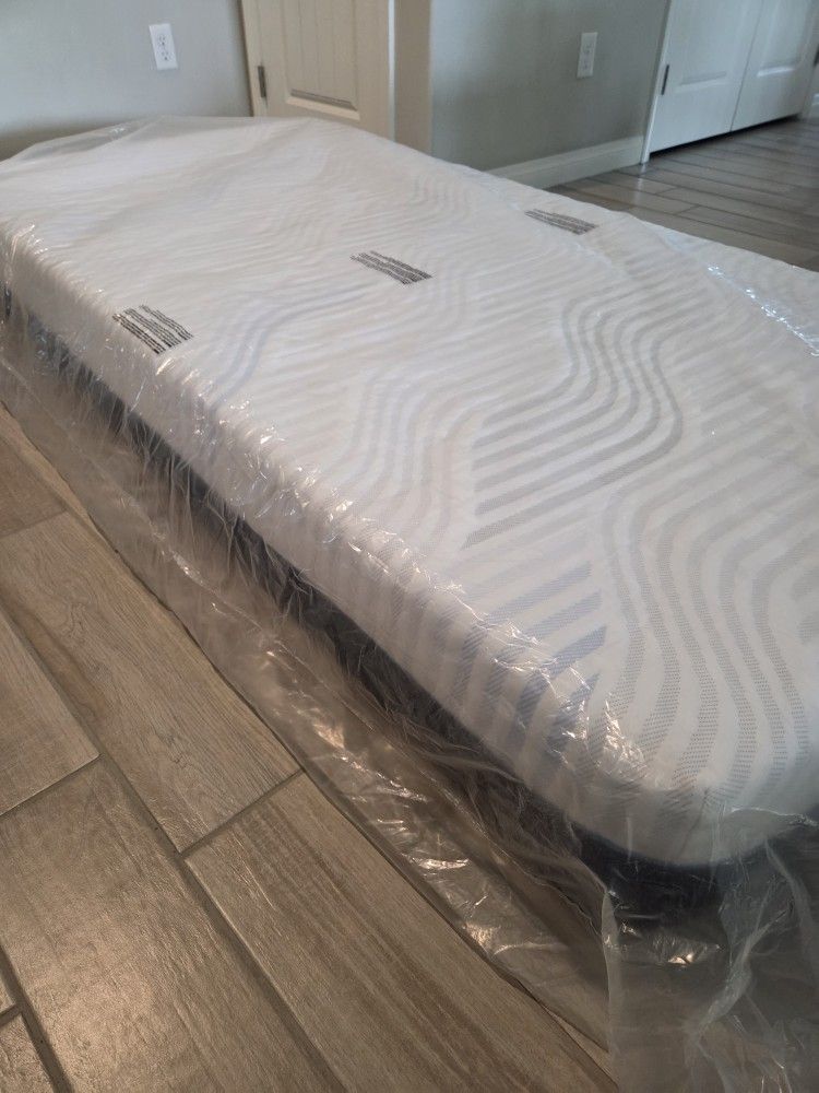 Brand New Memory Foam Twin Mattress.
I have 2 available.
$175 Each