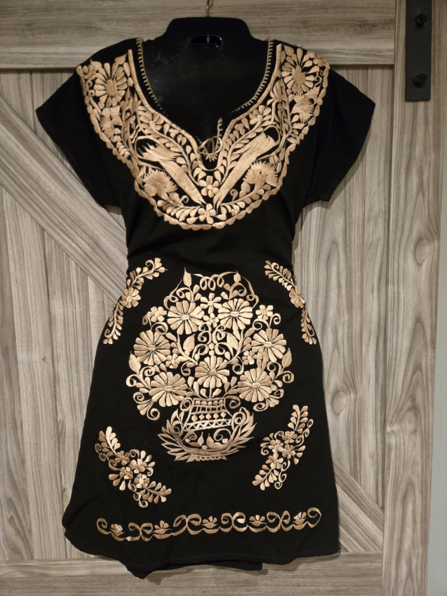 Vestido Bordado Artesanal,Ropa Mexicana, Vestido ,blusa,bolsa Artesanal ,huaraches,perfume,jewelry,bisuteria,makeup,maquillaje,Virgen De Guadalupe