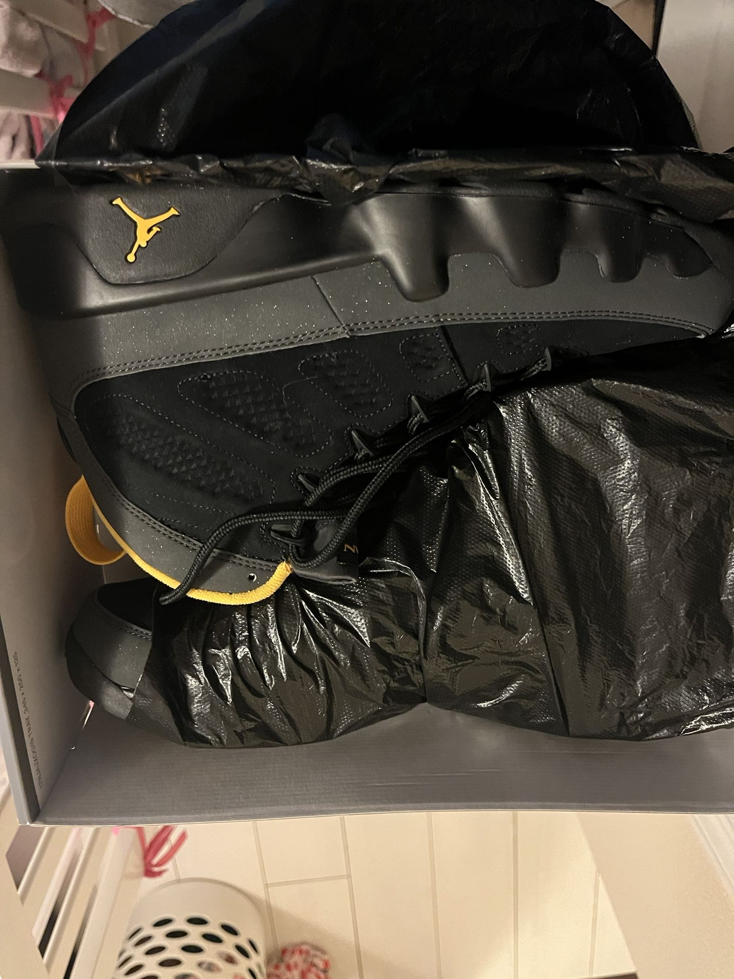 Retro 9 University Gold