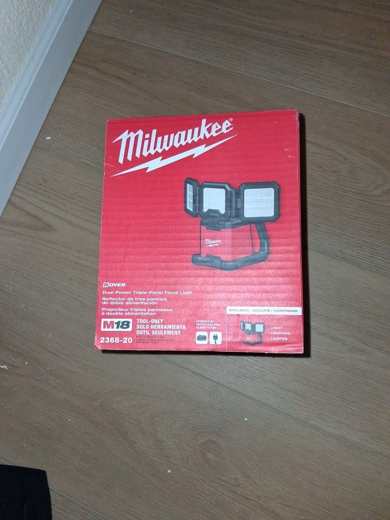Milwaukee Rover Dual Power Triple Panel Flood Light 4500 Lumens