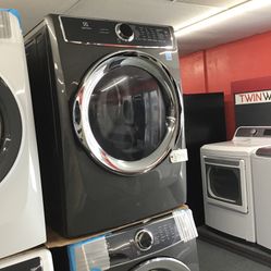 New Scratch And Dent Electrolux Front Load Washer And Dryer Set. 1 year Warranty 