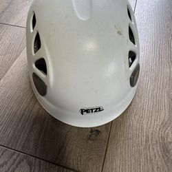 Rock climbing helmet