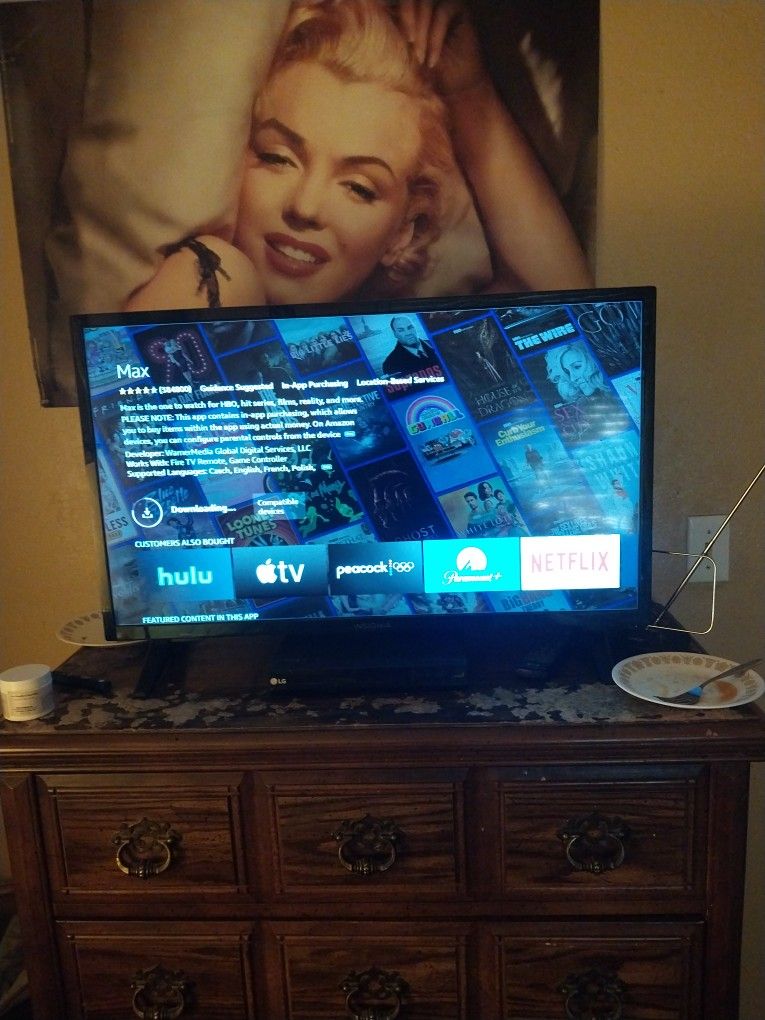 INSIGNIA 32 INCH SMART T.V PLUS REMOTE
