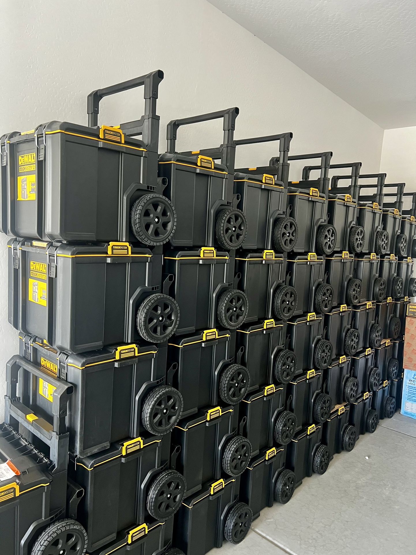 🔥 DEWALT TOUGHSYSTEM 2.0 24″ Rolling Toolbox – Built to Last — $80 (Phoenix) 🔥