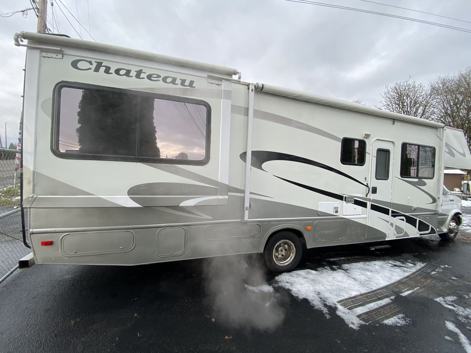 2006 Chateau by four winds class C with 2 slide outs ford E450 for Sale