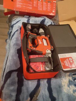 Milwaukee Grease Gun With Battery And Battery Charger