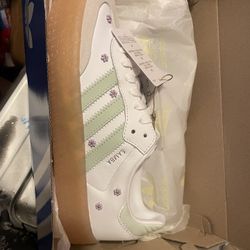 Women’s Adidas Brand New 7.5 W