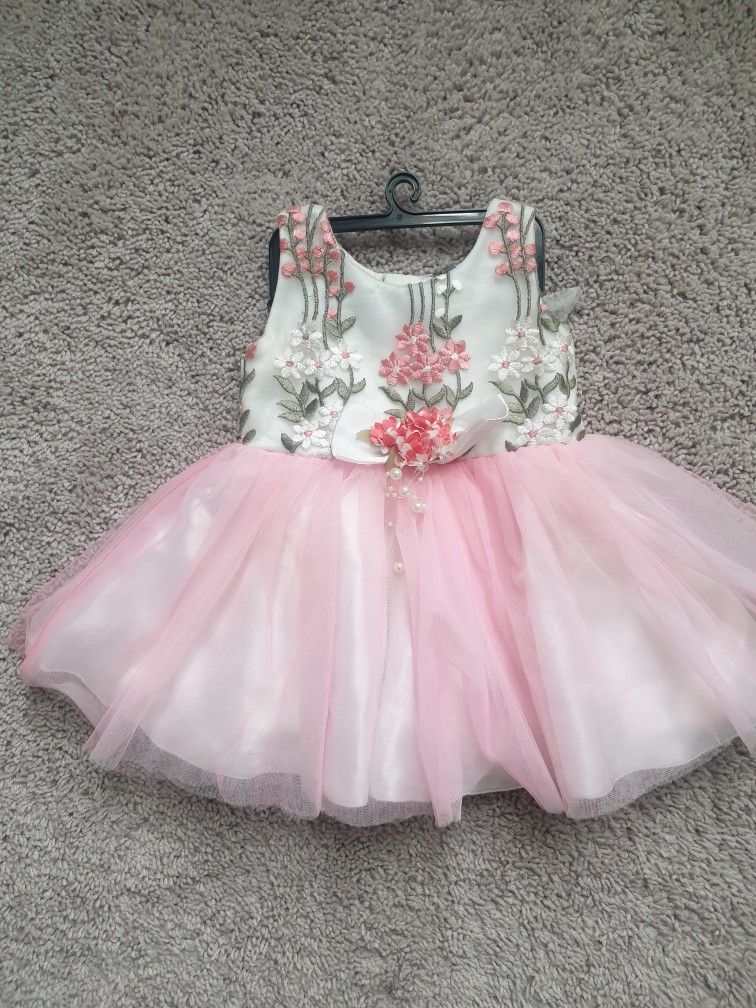 Pickup From LebanonTN 37087...beautiful Embroidery baby girl dress 6-12month ..excellent Condition..pet n smoke free home
