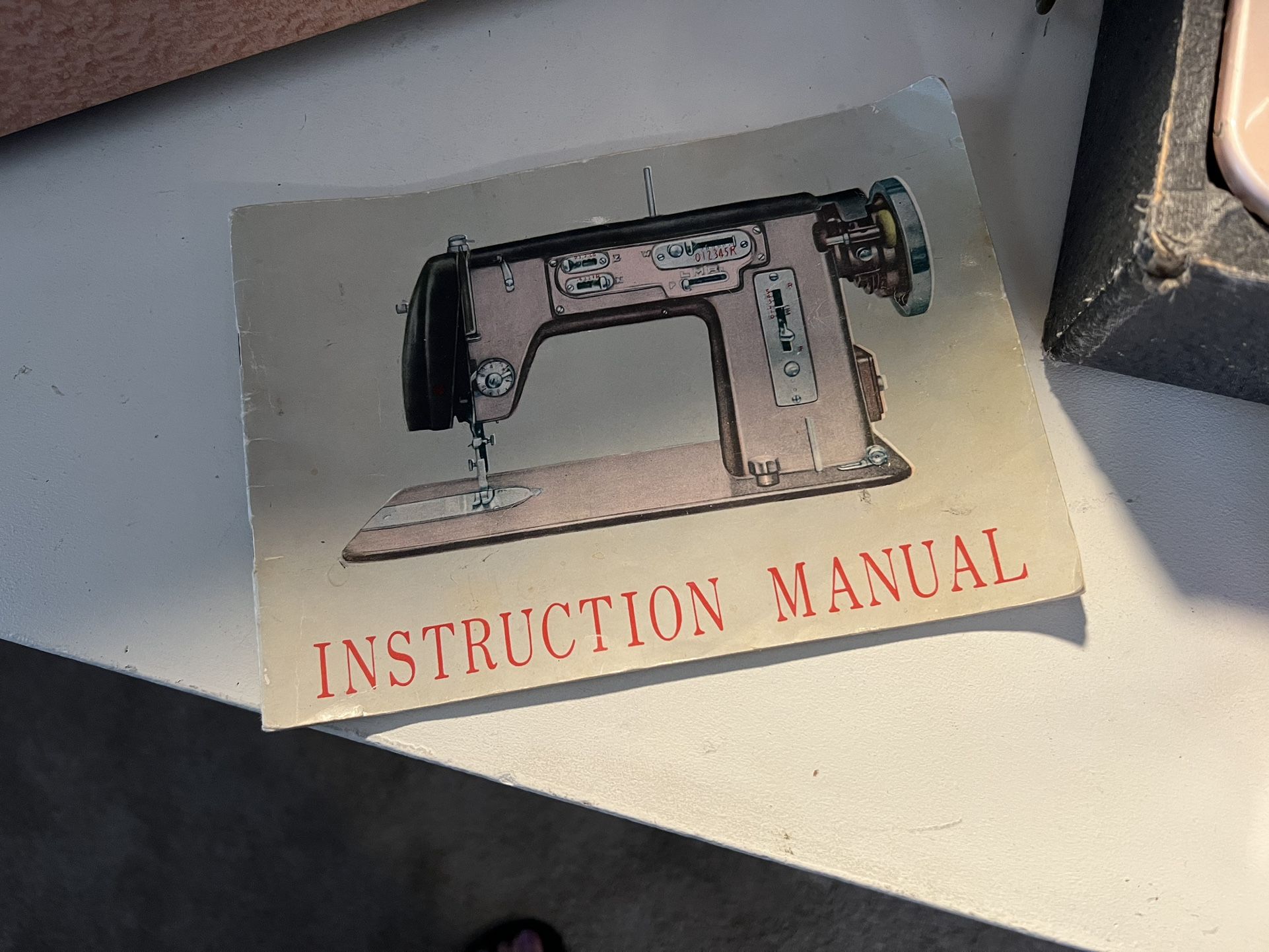 Vintage Universal Super Zig Zag Sewing Machine for Sale in Gilbert, AZ