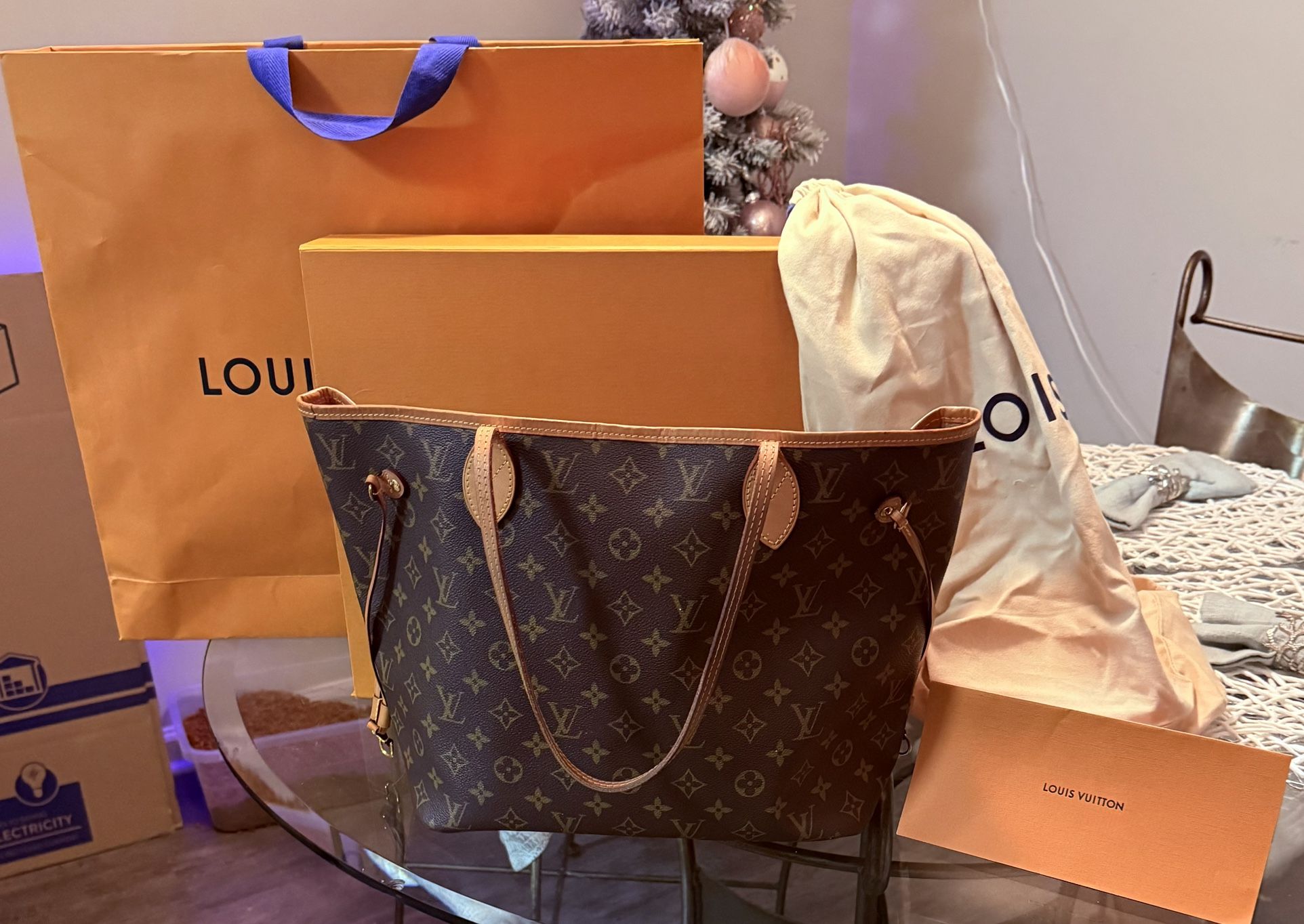 Louis Vuitton Neverfull Handbag