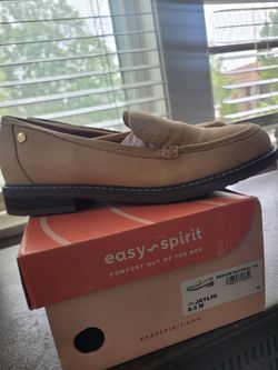 Size 8.5 - Easy Spirit loafers, light natural leather color