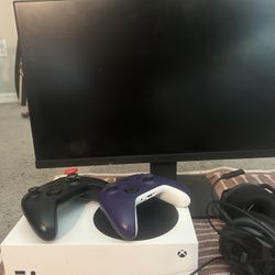 Xbox Series S/ Two controllers/ Monitor Koorui/ Headset/ Hdmi and power cord included