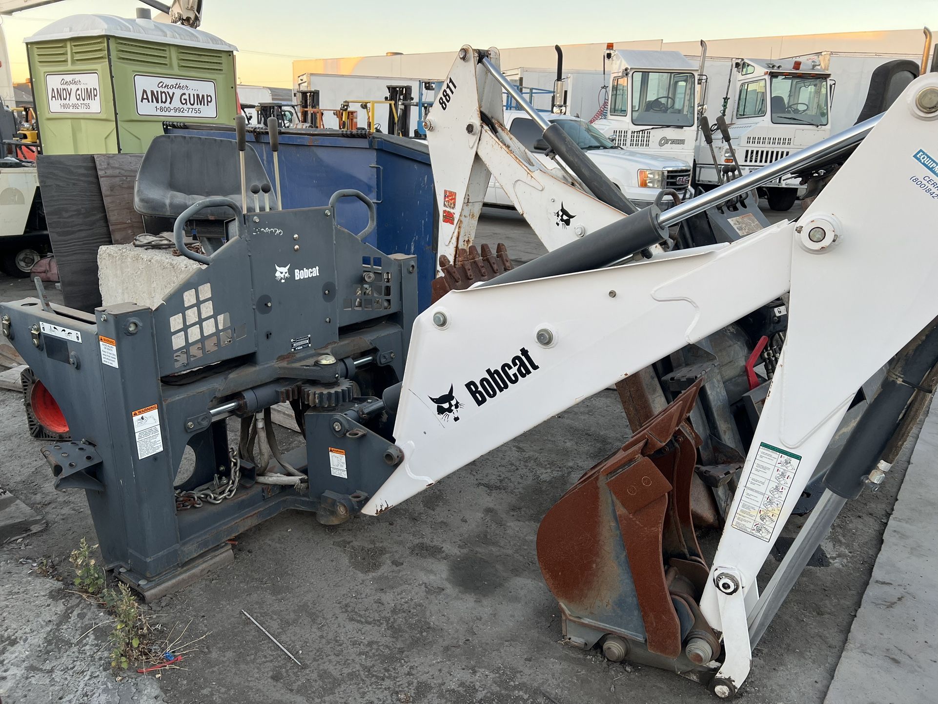 Bobcat  709 Backhoe, Attachment