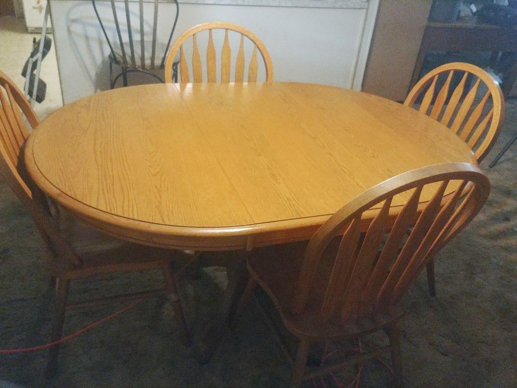 Diningroom table and four chairs