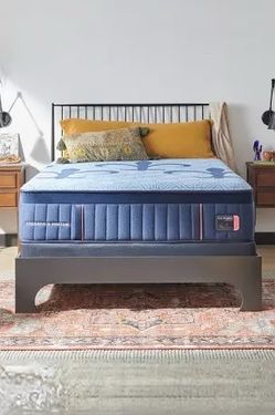 Mattress Stearns and foster lux hybrid plush queen size brand new