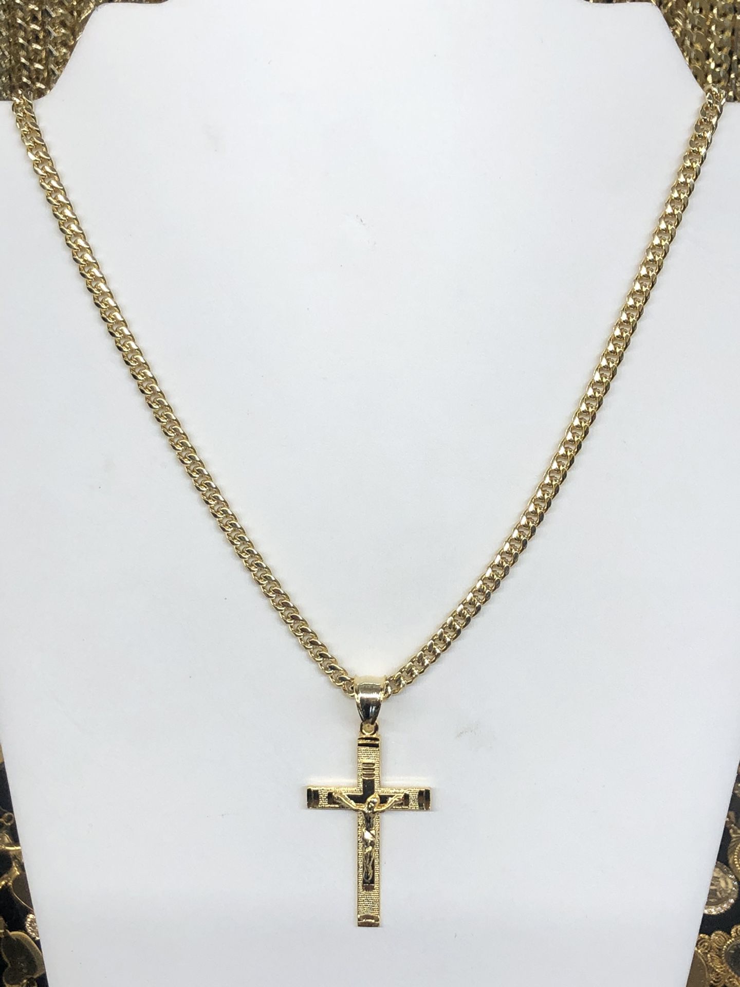 Beautiful 14k gold bonded Jesus pendant and 24”Cuban link necklace available in different lengths best quality guarantee ✅✅✅ Free shipping fast deli