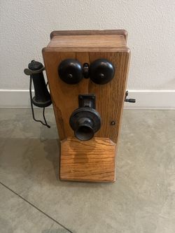 Vintage Crank Up Telephone