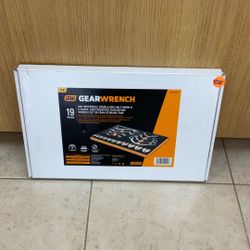 GEAR WRENCH 19 PIECE SAE REVERSIBLE DOUBLE-BOX HALF MOON & S-SHAPED, AND CROWFOOT RATCHETING WRENCH SET IN FOAM STORAGE TRAY.