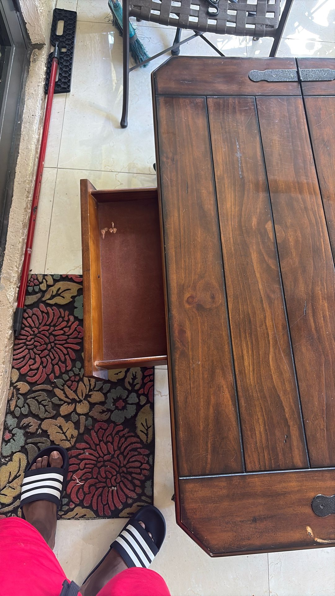 Coffee table w/storage
