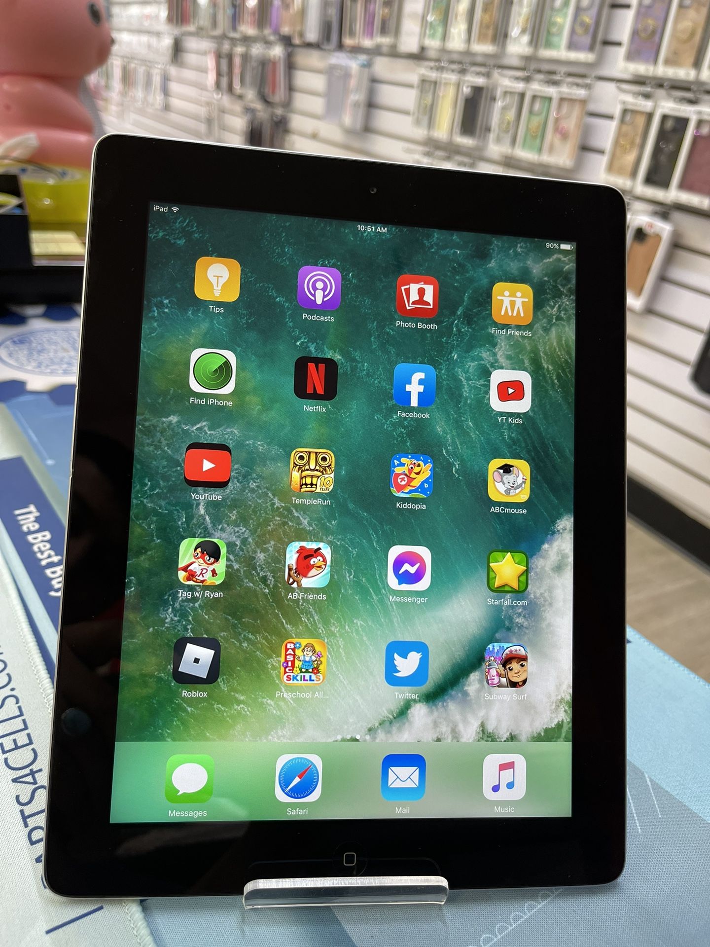 Apple IPad 4th Gen , Unlocked Ready To Use . It Comes With Charging Cable