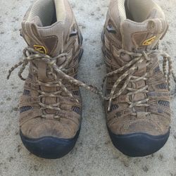 KEEN  Voyager Mid Vented Hiking Boots Size 6.5