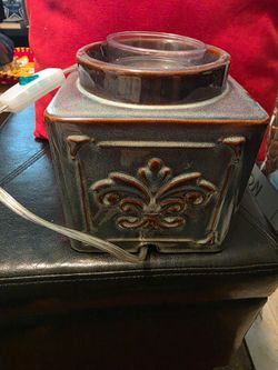 Yankee candle Wax Warmer with Fleur-de-Lis Design