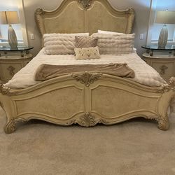 Beautiful like new Henredon King bed set