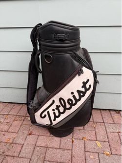 Titleist golf bag. Full size staff golf bag with rain cover