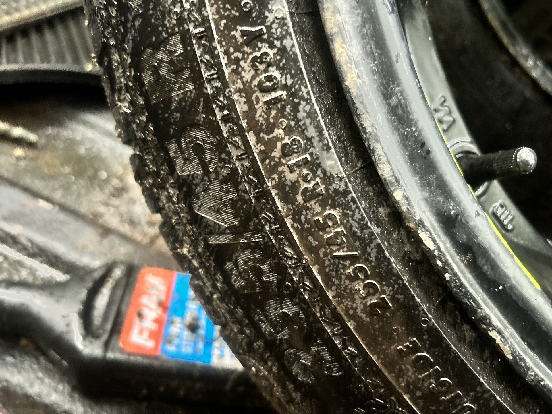 255/45 R18