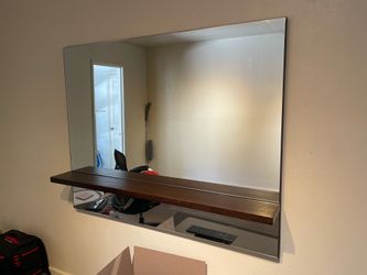 Free decorative mirror, near perfect condition.
