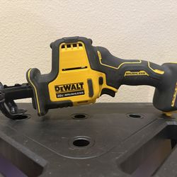 DEWALT 20V ATOMIC Cordless One-Handed Reciprocating Saw Kit (DCS369B)