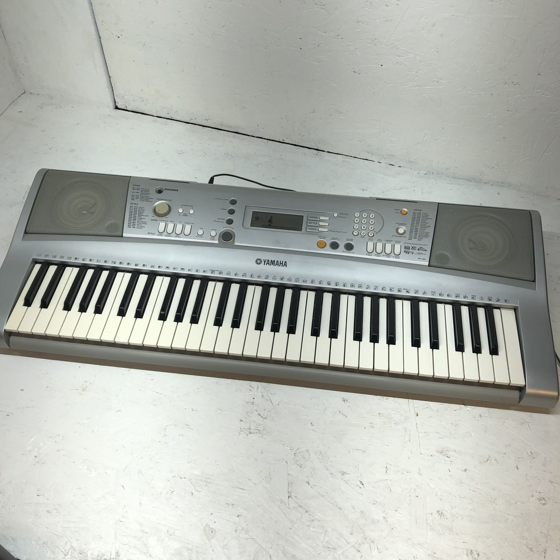 Yamaha YPT-300 61 Key Touch Sensitive Electric Keyboard Piano Synch Midi Mixer