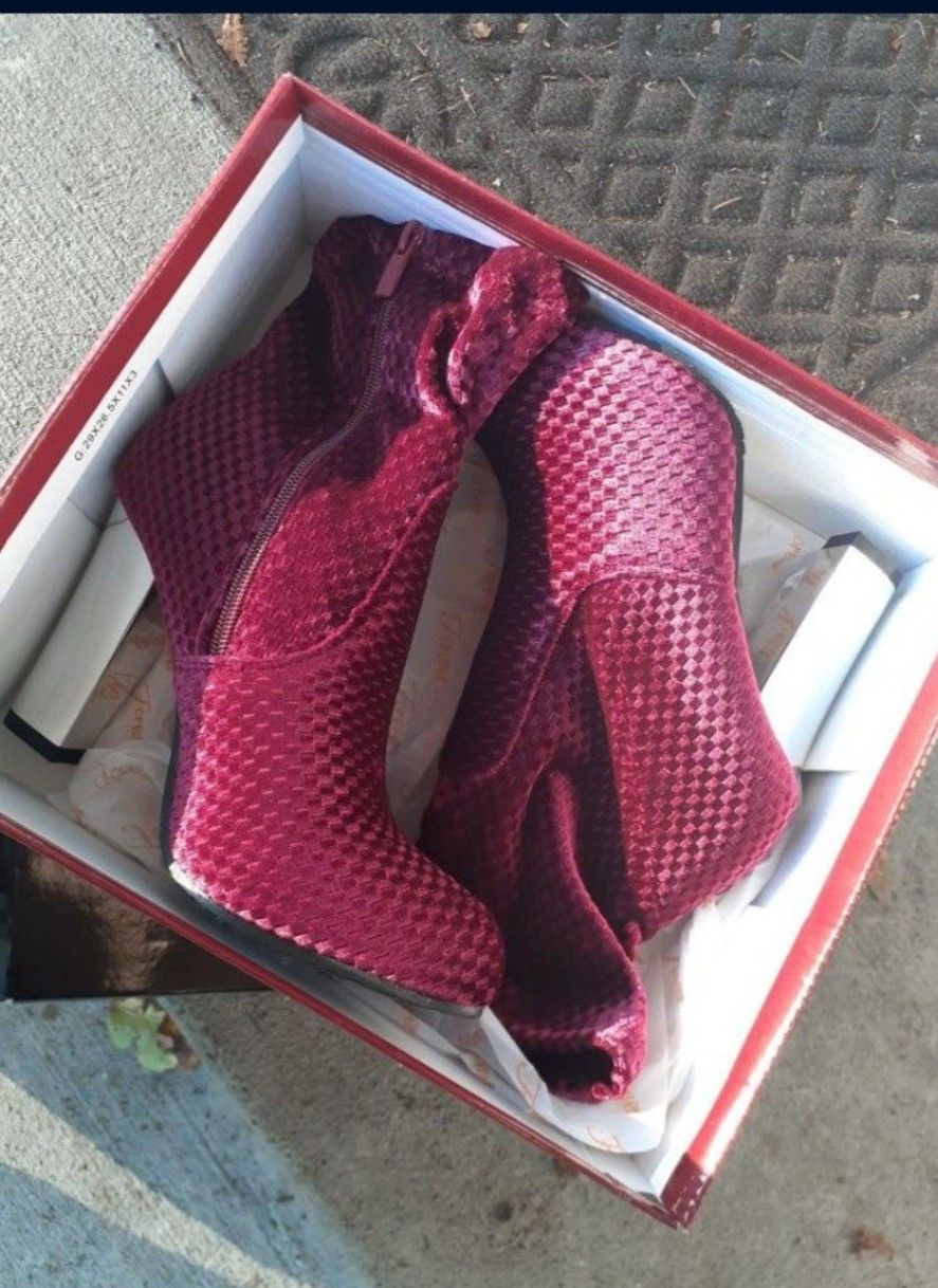 I'm Brand New Women's Ankle Boots New In The Box