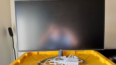 LG 32QK500 White