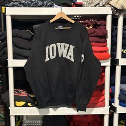 00s Iowa University Spell Out Black Men’s Large Crewneck
