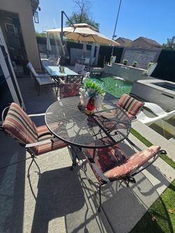 Patio table black had a good condition with the cushion