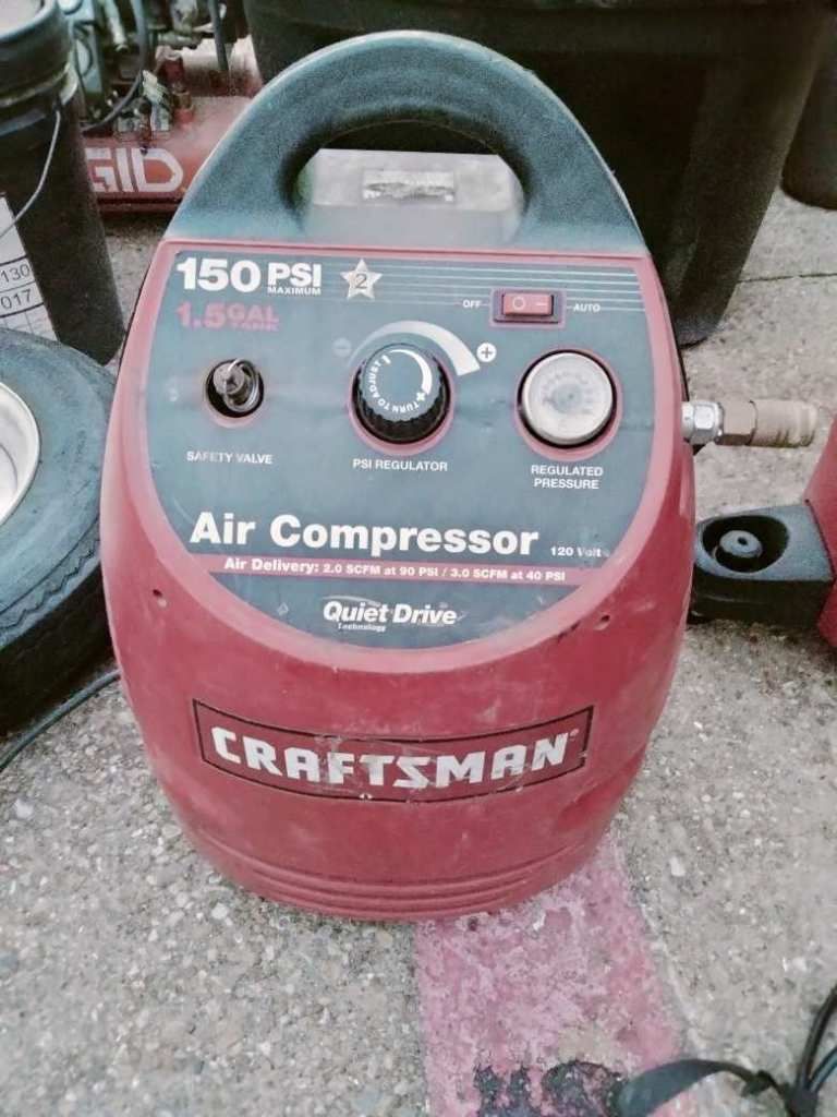 Craftsman 1.5 Gallon Oil-Free Hand Carry Air Compressor 150 PSI max 