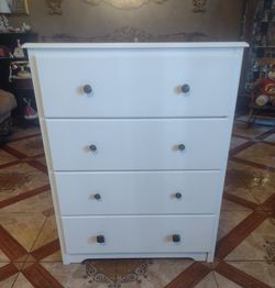 White Wooden 4 Drawer Dresser