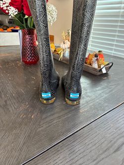 Women Toms rain boots, size 6
