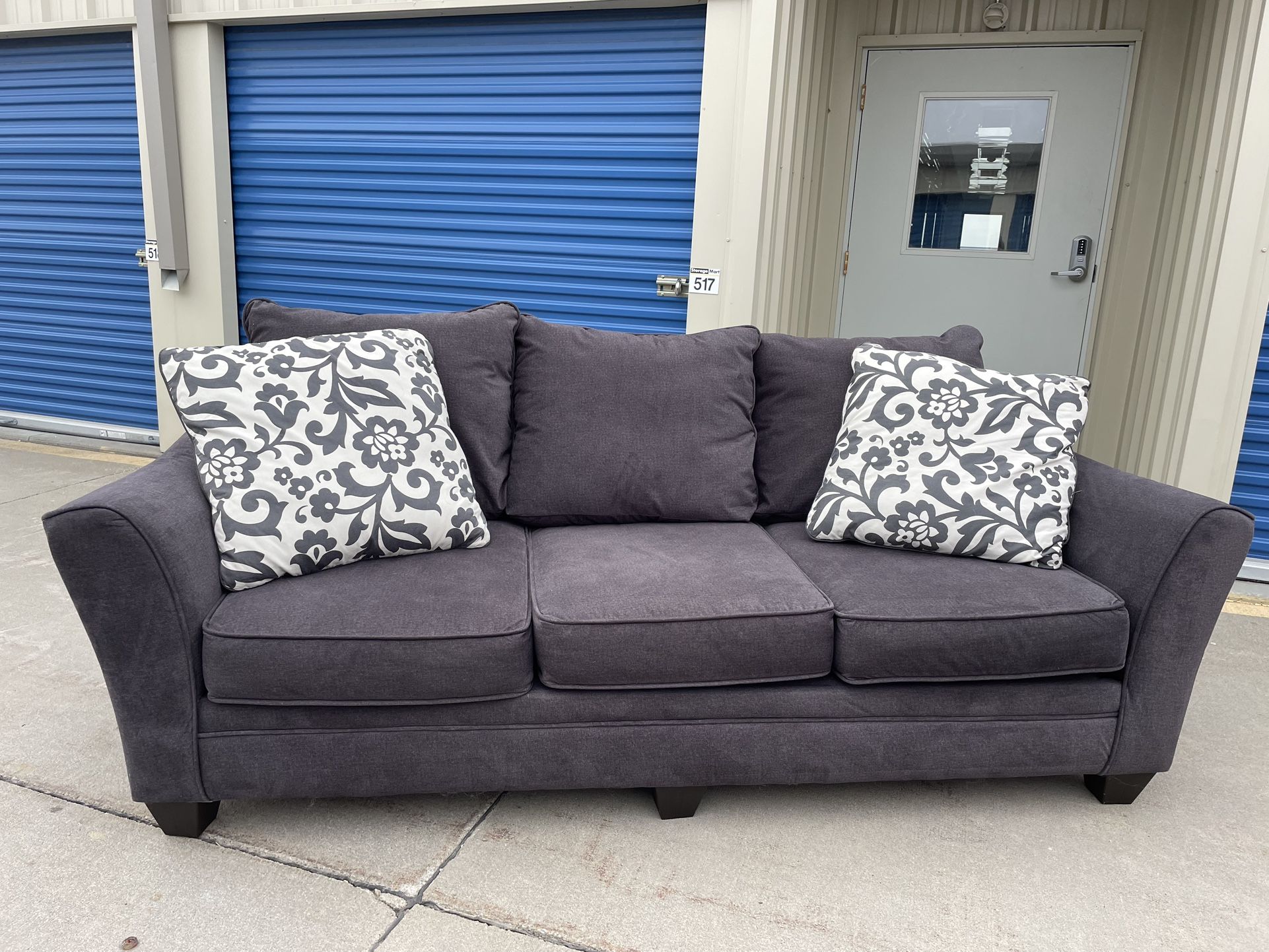 FREE DELIVERY 🚚 super Nice Couch!