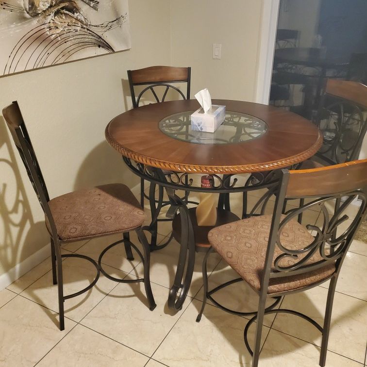 Dining And Breakfast Table And Chairs