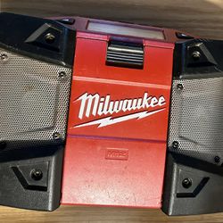 Milwaukee Radio With Battery And Charger 