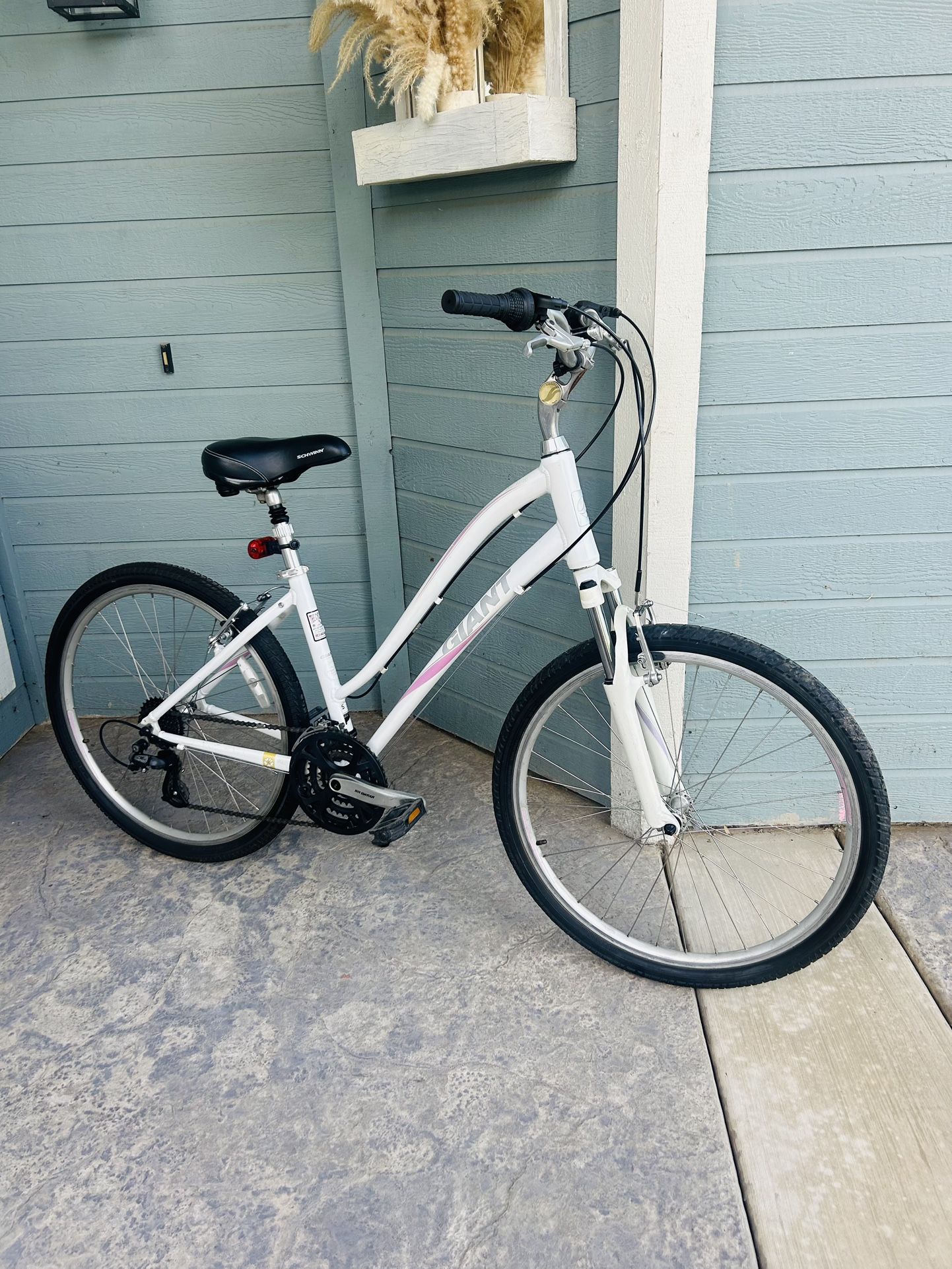 GIANT SEDONA HYBRID MOUNTAIN BIKE 26” Wheels