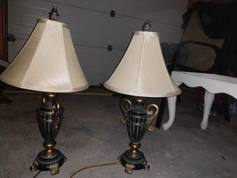 2 ornate lamps black and gold 33$ pair