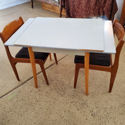 Small Mid Century Modern Dinette set 2 Chairs 